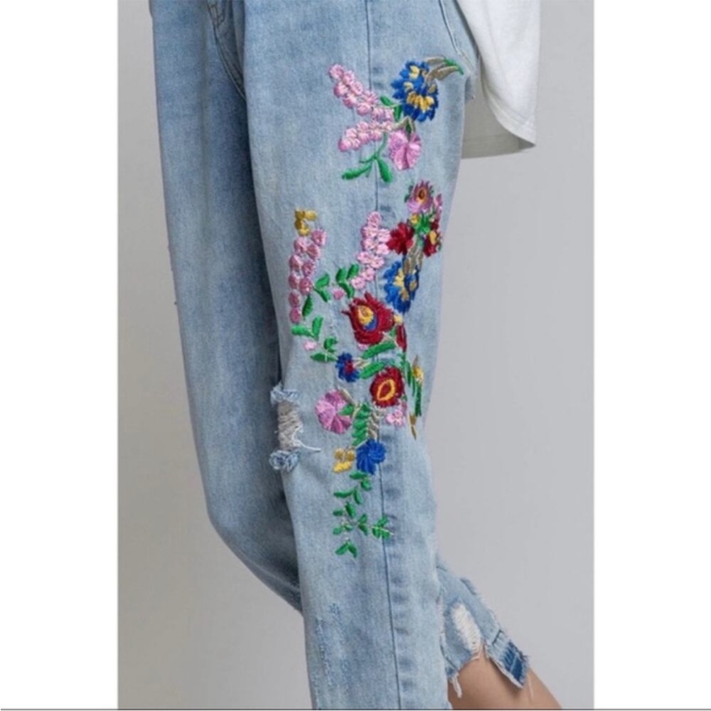 SALE!!!!!! NWT Floral Embroidered Light Denim Jeans - Picture 3 of 10